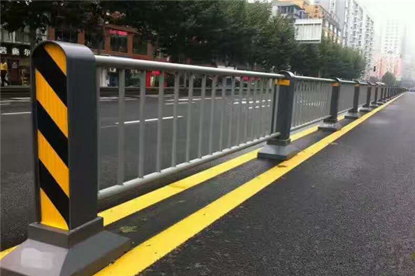 复兴公路防撞护栏